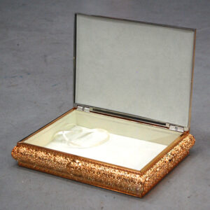 Coffret métallique doré de-luxe avec de très jolies décorations – Image 2